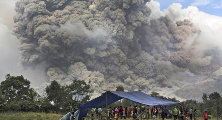 При извержении вулкана на Суматре погибли 16 человек