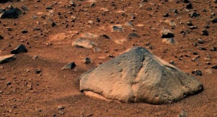 Американец подал в суд на NASA из-за загадочного камня на Марсе