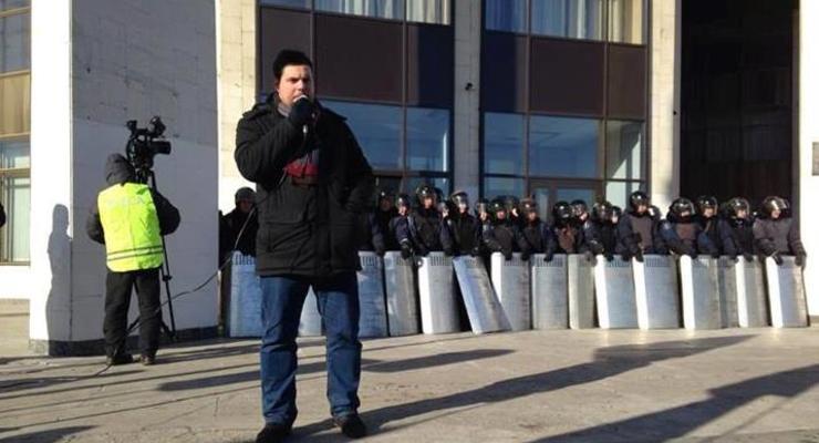 Милиция оцепила здание Деснянской РГА, митингующие создали Народную раду