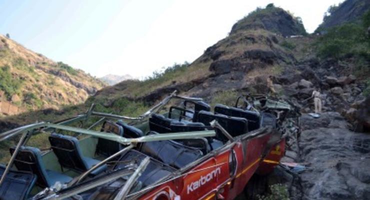В Индии автобус упал в пропасть - десять человек погибли