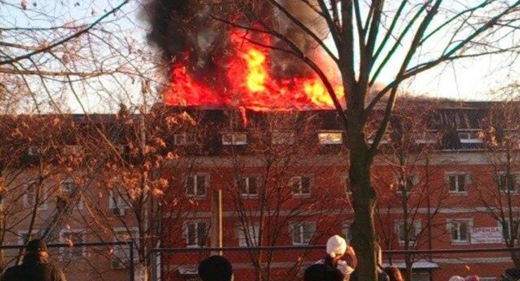 На Подоле в Киеве 15 пожарных машин тушат трехэтажный дом