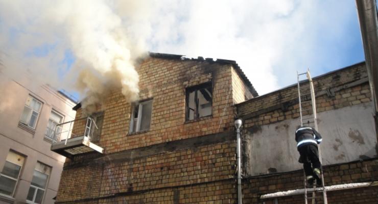 В Подольском районе Киева 50 пожарных и 13 единиц техники гасят пожар в офисном центре