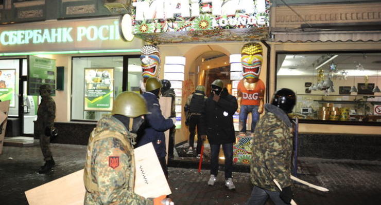 Ночью в Киеве люди в масках разгромили два ресторана
