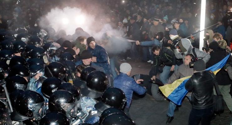 Глава МВД: В ночь разгона Майдана там стоял готовый к бою Правый сектор