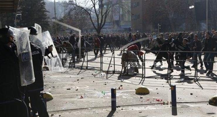 В Боснии полиция разгоняет водометами демонстрантов, штурмующих президентский дворец