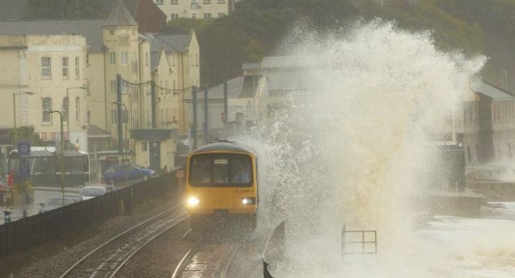 Из-за наводнения на юго-западе Великобритании введен "оранжевый" уровень угрозы