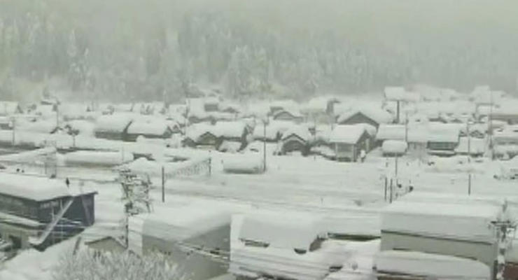 Из-за мощных снегопадов в Японии два человека погибло, более 300 ранены