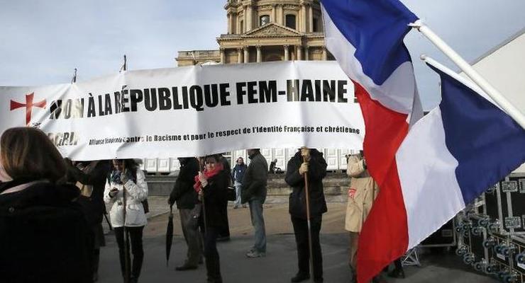 В Париже прошла демонстрация с требованием запретить FEMEN