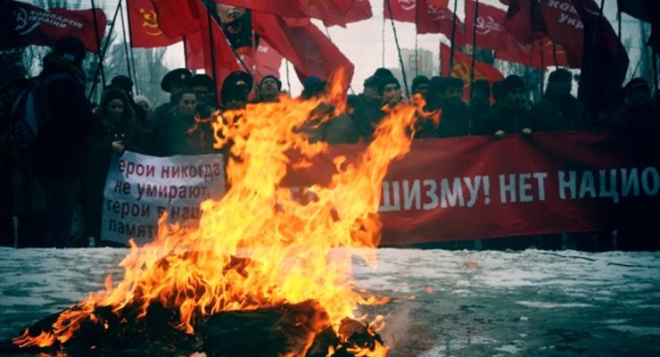 На антифашистском марше в Запорожье сожгли чучело Бандеры
