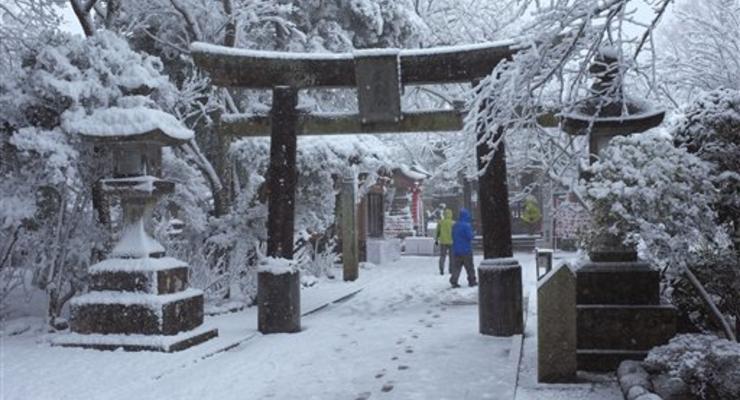 Японию засыпало снегом (ФОТО)