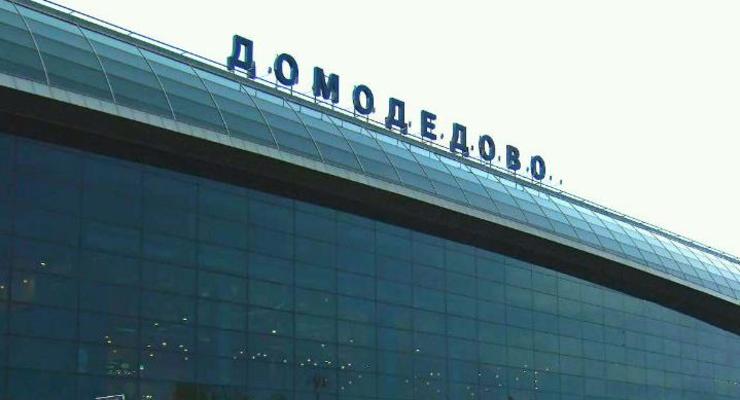 Самолет украинской авиакомпании сел в Домодедово с загоревшимся двигателем
