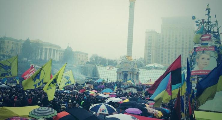 Юбилейное вече на Майдане прошло под зонтами (ФОТО)