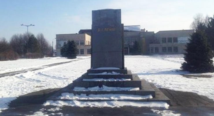 В Хмельницкой области разрушили памятник Ленину