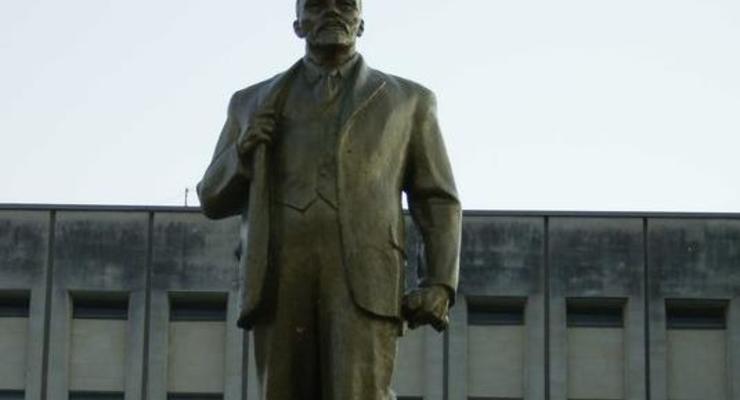 Памятник Ленину в Борисполе облили краской