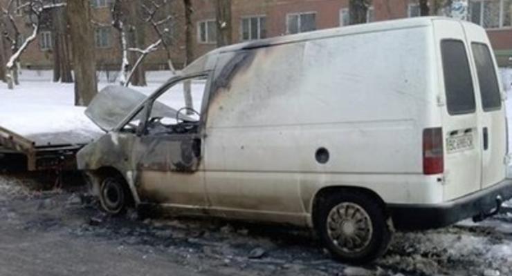 В Киеве неизвестные подожгли два автомобиля