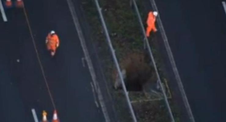 В Англии перекрыли автостраду из-за образовавшейся гигантской ямы