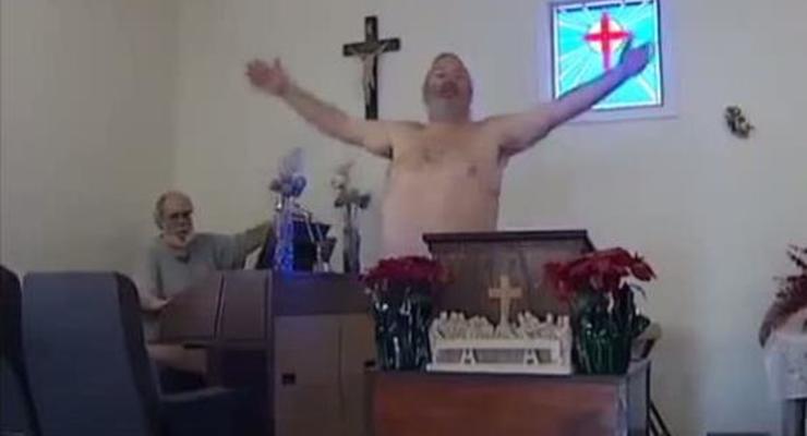 В США пастор призывает прихожан ходить на службу голыми