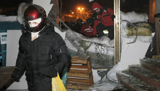 Суд поместил под домашний арест четверых подозреваемых в избиении протестующего