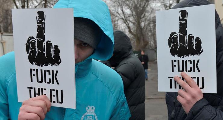 Фоторепортаж: F*ck the EU. Противники Евросоюза пикетировали посольство США в Киеве