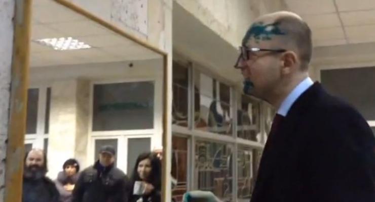 Яценюка и Турчинова облили зеленкой после встречи с Тимошенко