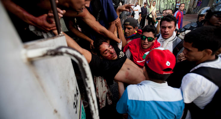 Студенческие протесты в Венесуэле переросли в бойню (ФОТО)