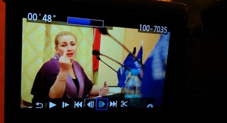 В Одессе депутат показала журналисту средний палец