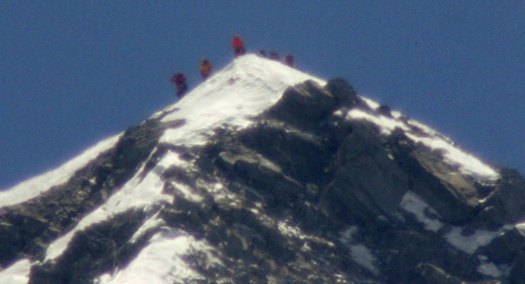 Власти Непала снизили вдвое цену восхождения на Эверест