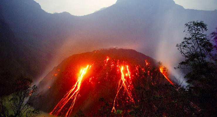 В Индонезии извержение вулкана привело к эвакуации 200 тысяч человек
