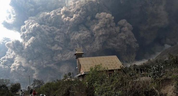 Из-за активности вулкана в Индонезии эвакуированы более 200 тысяч человек