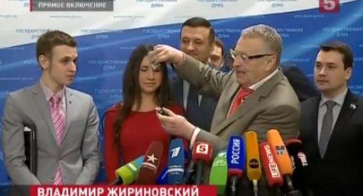 Жириновский в День влюбленных дал мастер-класс по поцелуям