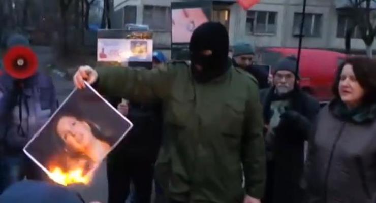 Возле посольства США в Киеве провели пикет и сожгли портрет Нуланд