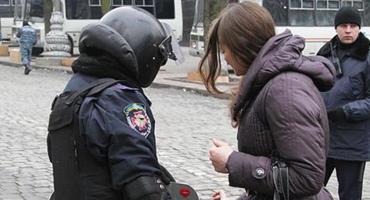 Девушки вручили валентинки бойцам, охраняющим улицу Грушевского
