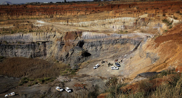 В ЮАР более 200 горняков-нелегалов заблокированы в шахте