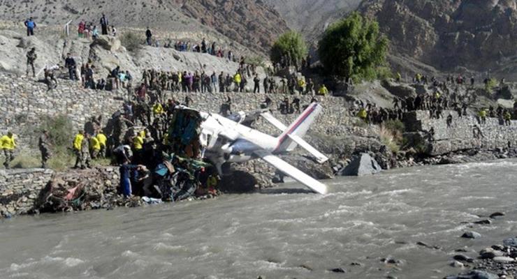 В Непале упал самолет - 18 человек погибли