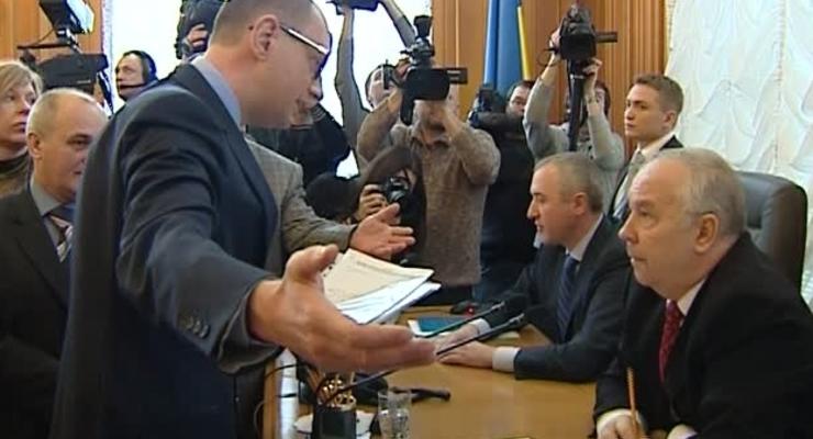 Оппозиция требует проголосовать конституционный акт уже в четверг - Яценюк