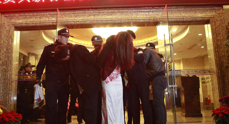 Публичная порка. В Китае устроили массовую облаву на проституток
