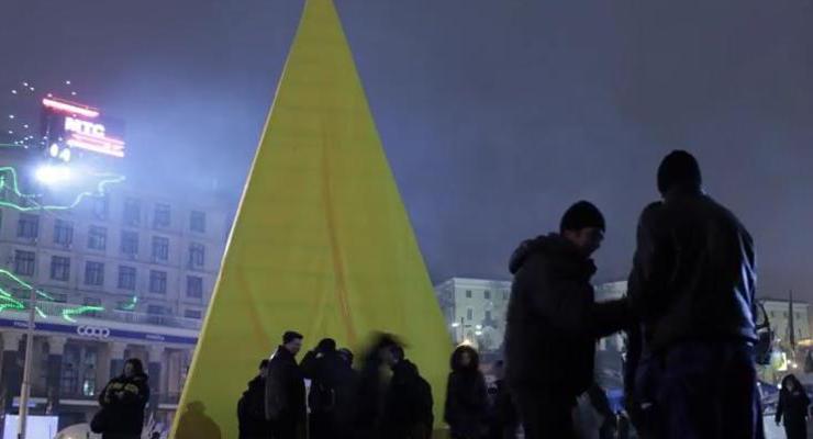 На Майдане появилась "Пирамида золотого сечения", возведенная без единого гвоздя