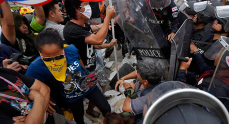 В Бангкоке в столкновениях у Дома правительства ранено трое полицейских