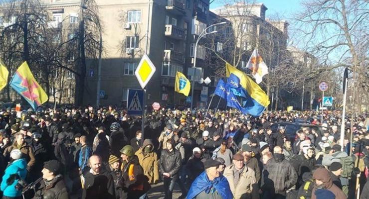 Митингующие разблокировали улицу Грушевского у Дома офицеров. Около стадиона Динамо горят шины