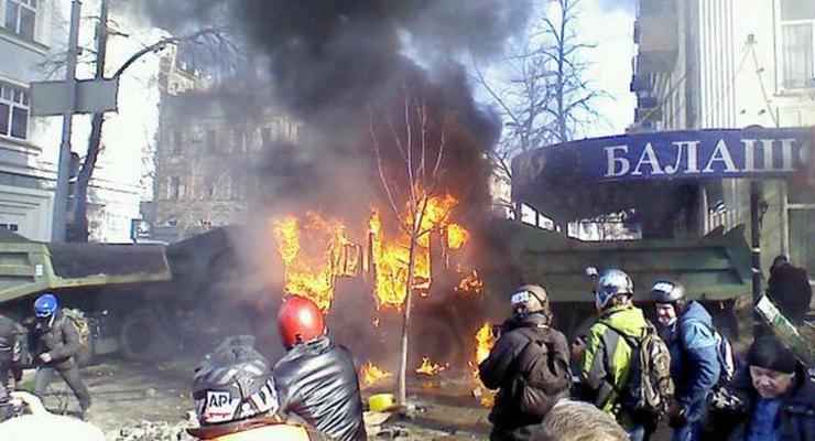 На Шелковичной протестующие подожгли два КамАЗа