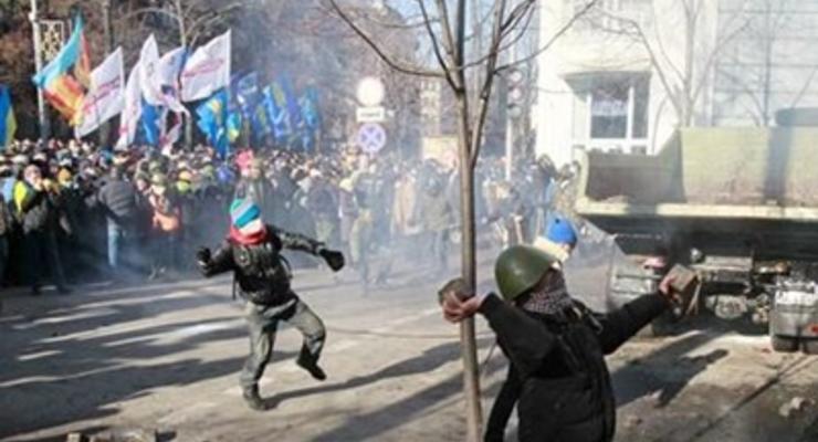 Активисты начали строить баррикаду на Шелковичной и понесли в толпу ящик с коктейлями Молотова