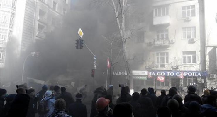 Люди выпрыгивают из окон зданий, которые штурмуют митингующие в центре Киева