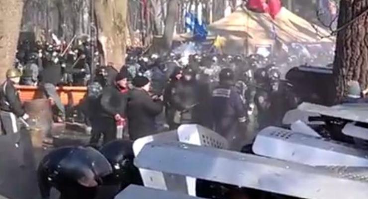 В Мариинском парке сторонники власти помогают Беркуту отбивать атаку активистов Майдана