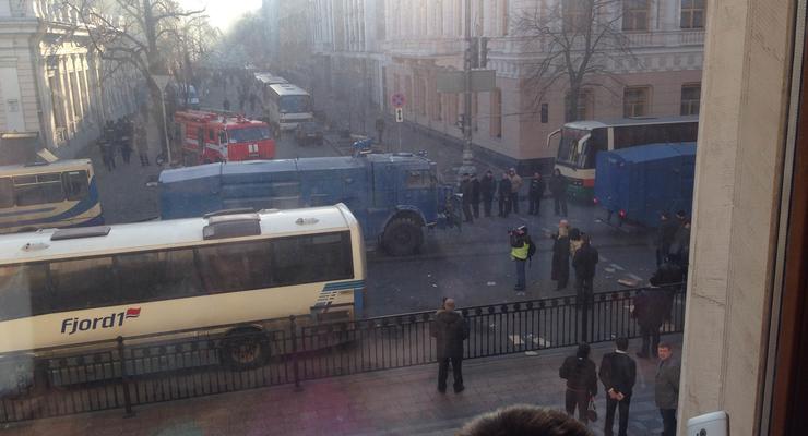 Мимо Верховной Рады в сторону Майдана проехали три водомета