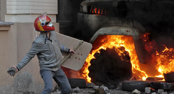 День в фото: Столкновения в Киеве и поджог КГГА