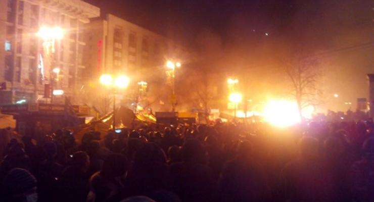 На Майдане горят палатки протестующих