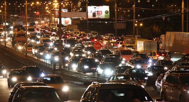 Транспортный коллапс в Киеве: люди идут домой пешком