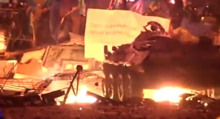 На Майдане сожгли БТР