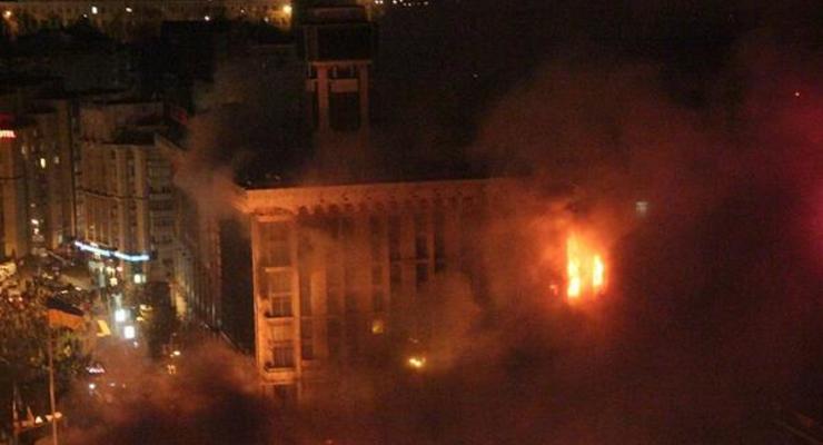 Спасатели ликвидируют пожар на 3-9 этажах Дома профсоюзов - ГСЧС