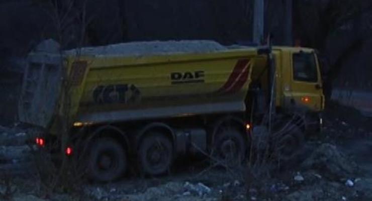 Въезд в Киев перекрыт грузовиками с песком